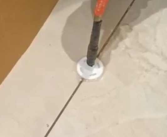 江津瓷砖空鼓维修公司专业解答瓷砖在铺贴过程中，如果没有涂抹均匀到位的粘结材料（如水泥砂浆或瓷砖胶），可能会导致以下问题