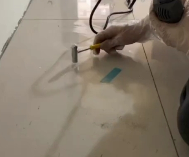 江津瓷砖开裂维修公司专业分享瓷砖在铺贴前如果没有沥干水分，将会导致以下问题